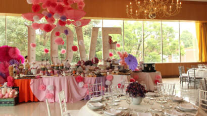 salones con mesas de dulces y botanas